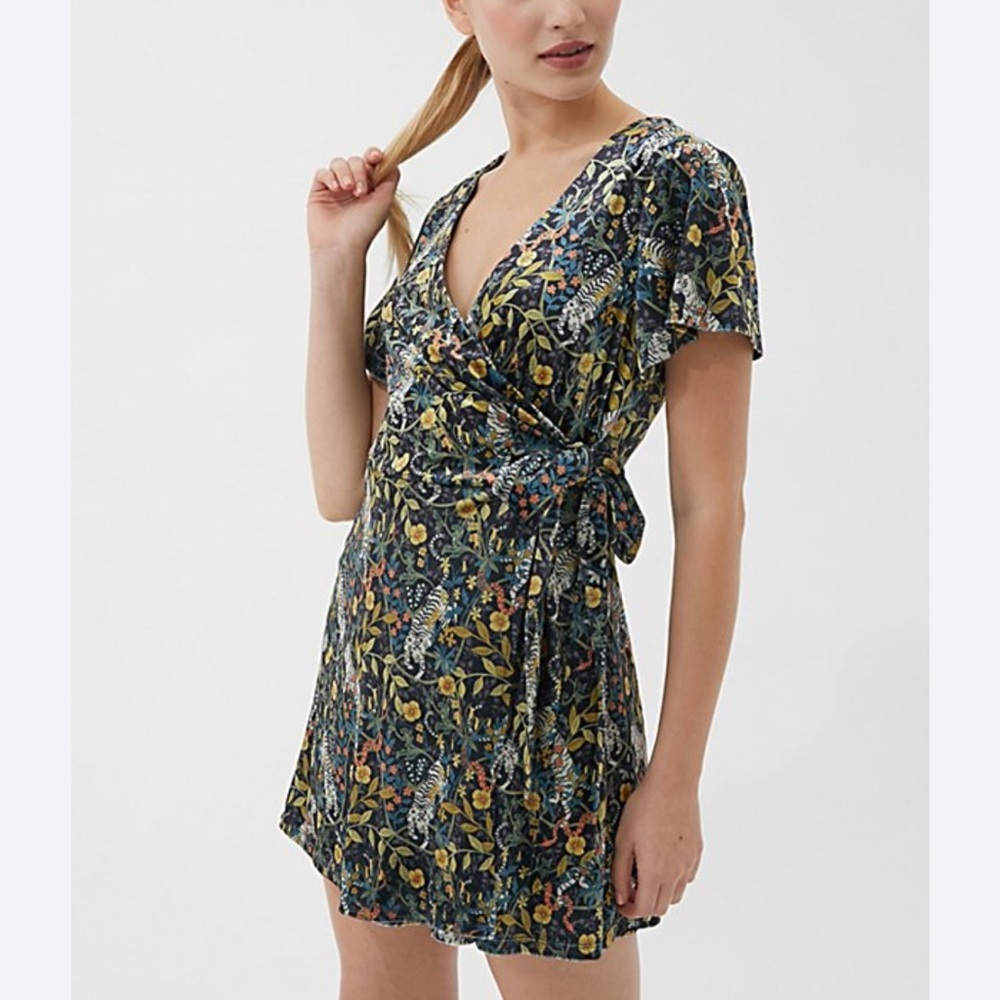 Urban Outfitters Uo Theresa Velvet Mini
Dress In Multi XS